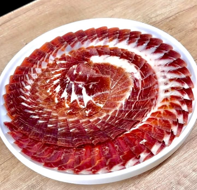 jamones-y-embutidos-jamon-exclusivo-plato-lonchas-de-jamon-cortado